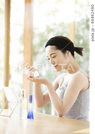 スキンケアをする若い女性 スキンケアをする若い女性 66862480