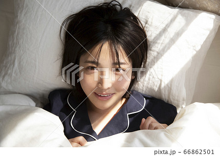 ベットで寝ている若い女性 66862501