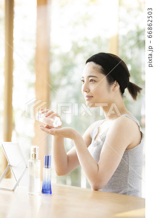 スキンケアをする若い女性 66862503
