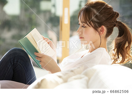 読書をする若い女性 66862506