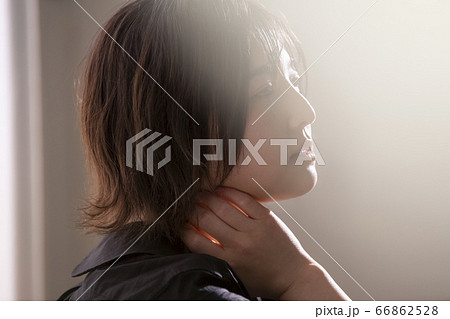 悩んでいるショートカットの若い女性 悩んでいるショートカットの若い女性 66862528