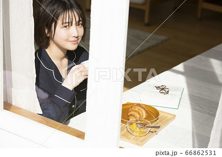 一人暮らしをする女性 66862531