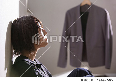 悩んでいるショートカットの若い女性 66862565