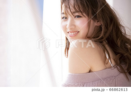 部屋でくつろぐロングヘアの若い女性 部屋でくつろぐロングヘアの若い女性 66862613