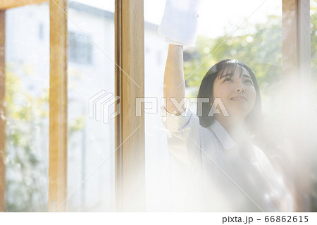窓を掃除する若い女性 66862615