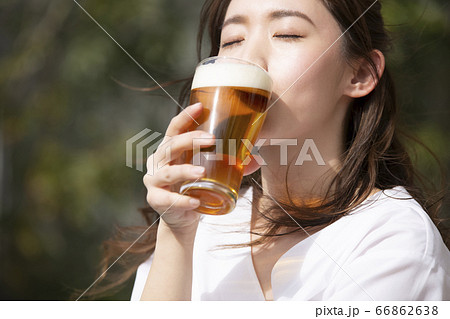 ビールを飲む女性 66862638