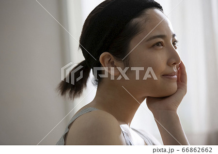 スキンケアをする若い女性 66862662