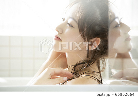 入浴する若い女性 66862664
