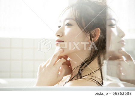入浴する若い女性 入浴する若い女性 66862688