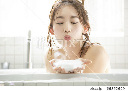 入浴する若い女性 66862699