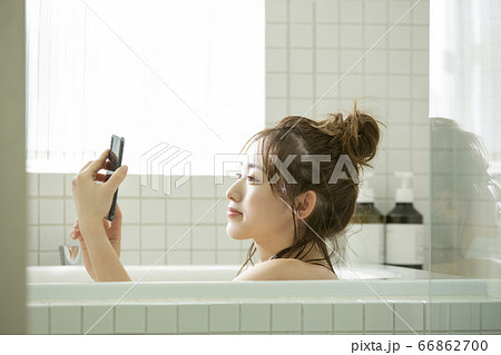 入浴する若い女性 入浴する若い女性 66862700
