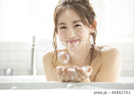 入浴する若い女性 入浴する若い女性 66862701