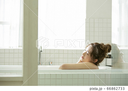 入浴する若い女性 66862733