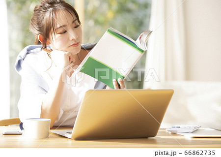 在宅ワークをする女性 在宅ワークをする女性 66862735