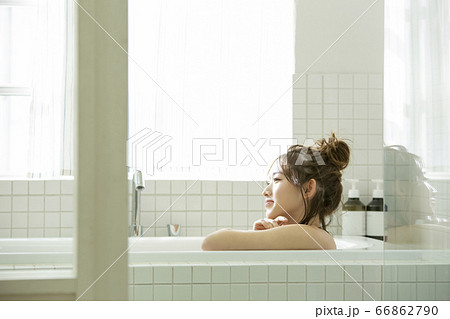 入浴する若い女性 入浴する若い女性 66862790