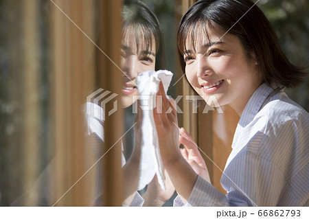 窓を掃除する若い女性 窓を掃除する若い女性 66862793