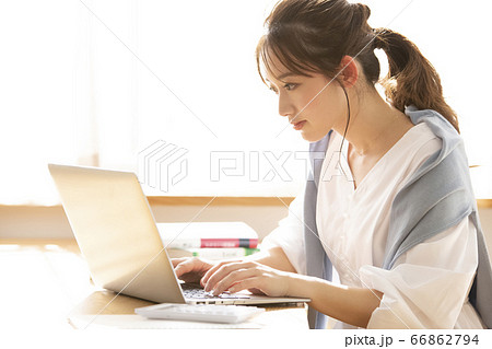 在宅ワークをする女性 在宅ワークをする女性 66862794