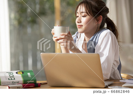在宅ワークをする女性 在宅ワークをする女性 66862846