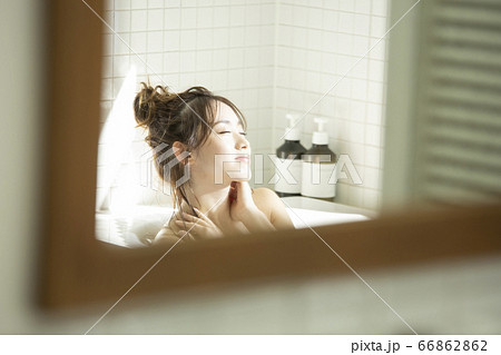 入浴する若い女性 66862862