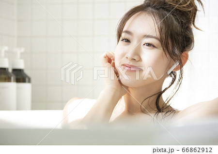 音楽を聴きながら入浴する若い女性 66862912