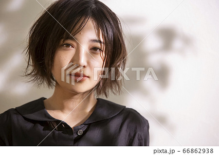 ショートカットの若い女性 66862938
