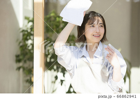 窓を掃除する若い女性 窓を掃除する若い女性 66862941