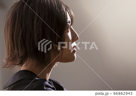 悩んでいるショートカットの若い女性 66862943