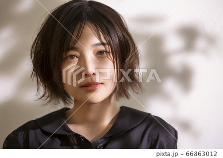 ショートカットの若い女性 66863012