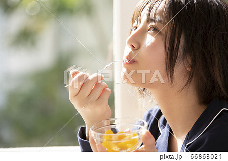 一人暮らしをする女性 66863024