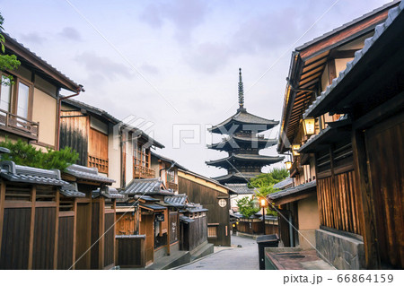 京都市東山区にある八坂の塔と日本情緒あふれる伝統的な町並み の写真素材