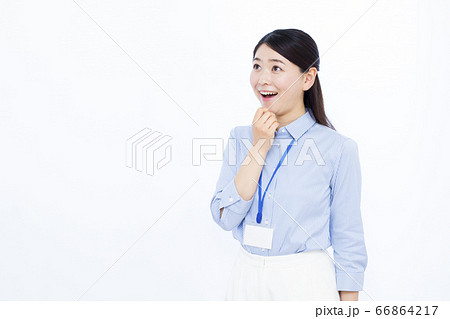 30代女性 オフィスカジュアル 驚く 66864217