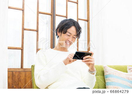 動画を見る男性 動画を見る男性 66864279