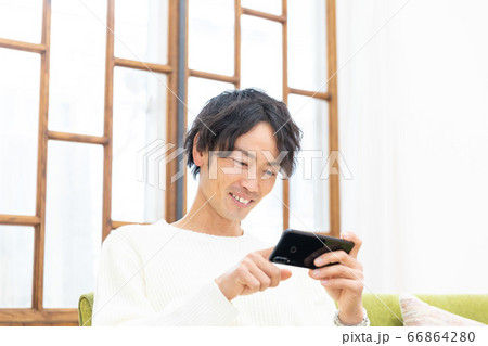 動画を見る男性 66864280