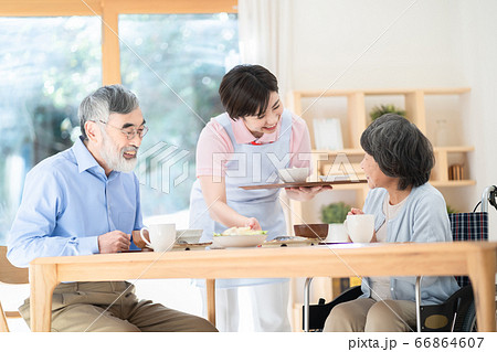 食事 介護イメージ シニア デイケア 介護福祉士 老人ホーム 食事 介護イメージ シニア デイケア 介護福祉士 老人ホーム 66864607