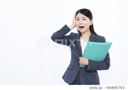 30代ビジネスウーマン 頭を抱える 66866763