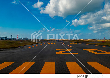 新潟空港 滑走路と空と雲 66869308