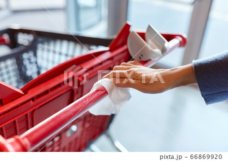 hand cleaning shopping cart handle with wet wipe hand cleaning shopping cart handle with wet wipe 66869920