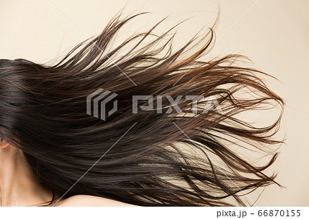 躍動感ある髪の写真素材