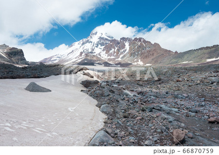 カズベギ山とゲルゲティ氷河　ジョージア（グルジア）ムツヘタ＝ムティアネティ州ステパンツミンダ 66870759