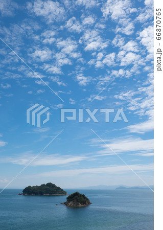 青い空と瀬戸内海の島の写真素材