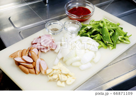 料理の下ごしらえ(ナポリタンの具材) 料理の下ごしらえ(ナポリタンの具材) 66871109