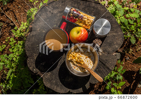 アウトドア料理　Outdoor cooking in a camping  66872600