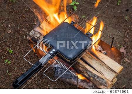 アウトドア料理　Outdoor cooking in a camping  66872601