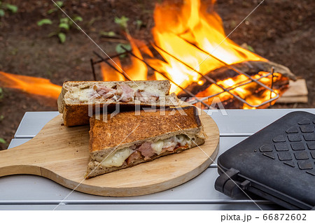 アウトドア料理　Outdoor cooking in a camping  66872602