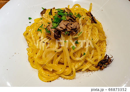 黒トリュフと雲丹の濃厚クリームパスタ 俯瞰 横位置 66873352