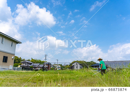 草刈りをする高齢の男性 66873874