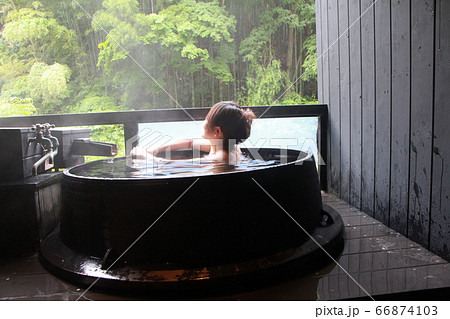 釜風呂に入る女性 66874103