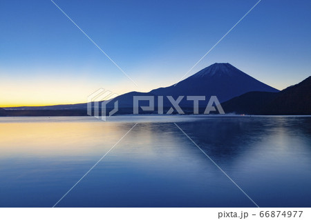 夜明けの富士山、山梨県本栖湖にて 夜明けの富士山、山梨県本栖湖にて 66874977