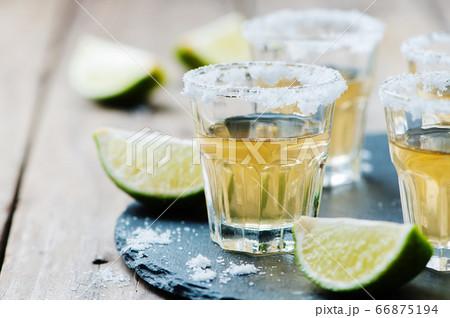 Gold tequila with lime and salt 66875194