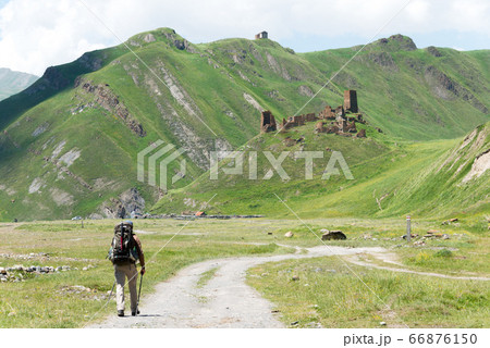 ザカゴリ要塞へ向かうハイカー　ジョージア（グルジア）カズベギ 66876150